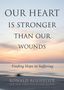 "OUR HEART IS STRONGER THAN OUR WOUNDS. Finding Hope in Suffering. Ronald Rolheiser." Hintergrund: Sonnenuntergang am Meer.