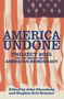 „AMERICA UNDONE: PROJECT 2025 AND THE UNRAVELLING OF AMERICAN DEMOCRACY. Edited by John Ehrenberg and Stephen Eric Bronner.“ Hintergrund: zerrissene US-Flagge.