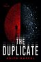 "THE DUPLICATE" in großen weißen Buchstaben, darunter "A Thriller" und "Keith Raffel". Unten ein Segelboot-Logo., Buch