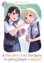 Zwei Anime-Mädchen in Schuluniformen essen Eis; Text: "A Yuri Love Story That Begins with Getting Dumped in a Dream"., Buch