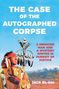 Text: "THE CASE OF THE AUTOGRAPHED CORPSE" in Weiß oben, "A MEDICINE MAN AND A MYSTERY WRITER IN PURSUIT OF JUSTICE" in Rot rechts. Unten ein indigener Mann in traditioneller Kleidung mit Federn und Stab vor blauem Himmel.