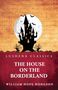 Text: "Lushena Classics. The House on the Borderland. William Hope Hodgson." 

Auf rotem Hintergrund steht ein Schloss vor einem Vollmond. Fledermäuse fliegen., Buch