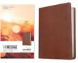 Eugene H Peterson: The Message Deluxe Gift Bible (Leather-Look, Chestnut Brown), Buch