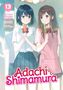 "Adachi and Shimamura", zwei junge Frauen mit Spießen, eine in Schuluniform, die andere in rosa Kleid., Buch