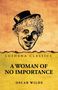 "LUSHENA CLASSICS. A Woman of No Importance. Oscar Wilde." Illustration: ein fröhlicher Clown mit Hut auf gelbem Hintergrund., Buch