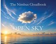Text: "The Nimbus Cloudbook OPEN SKY". Einzelne Wolke schwebt hoch am Himmel, darunter Sonnenaufgang über ruhigem Meer., Buch