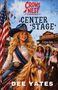 „CROWS NEST COWGIRLS: CENTER STAGE“ und „DEE YATES“. Eine Frau mit blonden Locken reitet ein Pferd bei einem Rodeo., Buch