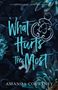 "What Hurts the Most", "A Contemporary Romance Novel", "Amanda Courtney". Blauer Hintergrund mit floralen Mustern., Buch