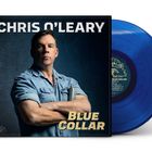 "CHRIS O'LEARY" und "BLUE COLLAR" oben und unten. Ein Mann in Jeanshemd, Arme verschränkt. Blaue Vinylschallplatte.