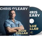 Text: "CHRIS O'LEARY", "BLUE COLLAR". Ein Mann in Jeanshemd, Arme verschränkt, ernstes Gesicht.