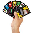 Eine Hand hält Spielkarten. Auf diesen stehen "+2", "0", "4", "6" und Symbole in bunten Farben.