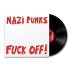 Text: "NAZI PUNKS FUCK OFF!" in roter Schrift auf einem Plattencover. Eine schwarze Vinylplatte ragt hervor.