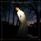 "Mother Daughter Sister Wife" oben, "Jillian Jacqueline" unten. Frau in weißem Kleid neigt sich im Wald rückwärts.