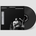 "And so it is", "Aaron Shaw", "Leaving Records." Ein Mann sitzt lächelnd auf einem Stuhl, Hände gefaltet.