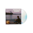 Text: "MORGAN EVANS". Ein Mann sitzt am Strand neben einem Lagerfeuer, ein Frachtschiff im Wasser im Hintergrund.