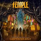 "LEATHER TEMPLE" oben, "CARPENTER BRUT" unten. Cyberpunk-Straße mit Neonlichtern, vier Personen gehen auf ein futuristisches Gebäude zu.