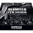 Aufschrift: "BLUMFELD FÜR IMMER The Anthology Archives Vol. II". Ein Mensch springt über eine große Menschenmenge.