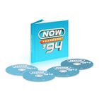 Text "NOW YEARBOOK '94" auf einem blauen Buch mit vier passenden CDs.