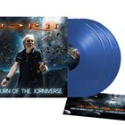 "RETURN OF THE JORNIVERSE" in leuchtenden Buchstaben. Eine Person steht im Weltraum mit Mikrofon. Blaue Schallplatten.
