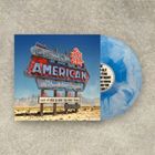 Text auf retro Leuchtreklame: "The Good Ole American Saturday Night" und "FEATURING BIG D AND THE KIDS TABLE". Blaue Vinyl-Schallplatte.