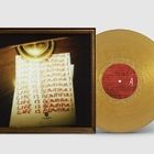 „LIFE IS BEAUTIFUL“ steht mehrmals auf einem Blatt. Goldene Schallplatte links daneben.