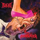 Oben links steht "BRAT", unten "MANSLAYER". Ein pinker Schuh tritt in ein verzerrtes Gesicht, Blut spritzt hervor.