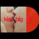 Text: "kiss big" in Rot. Zwei Menschen küssen sich. Eine rote Vinyl-Schallplatte liegt daneben.