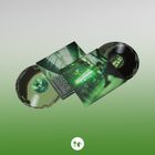 Zwei Schallplatten, eine mit einem verschwommenen, grünen Cover. Ein weißes, rundes Logo unten auf grünem Hintergrund.