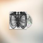 Ein stilisiertes, symmetrisches Schwarz-Weiß-Design, das an Flügel und einen Stab erinnert, mit einer farbigen CD dahinter.