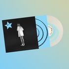 Ein blauer Stern mit "EMMY" über einem Schwarz-Weiß-Bild einer Person von hinten, auf einem Plattencover.