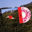 Handschriftlich „BAMY“ auf rotem Herz über Landschaft, Schallplatte in Rot-Pink-Sprenkel daneben.