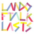 Der Text "LAND FALL LASTS" besteht aus farbigem Klebeband in geometrischen Formen auf weißem Hintergrund.