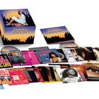 "DONNA SUMMER I FEEL LOVE" auf einem Albumset. Viele farbenfrohe Plattencover ausgebreitet. Skyline-Design auf der Box.