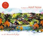 Text: “DJ Koze aka Adolf Noise”, “wo die Rammelwolle fliegt”. Illustration: Bunte Szene mit Fluss, Blumen, Menschen, Auto.
