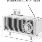 Maße: 6,5" B x 3,75" H x 3,25" T. Ein Retro-Radio mit Antenne, Tuben obendrauf und Drehknopf vorn.