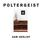 "POLTERGEIST" oben, "SAM HERLIHY" unten. Statue und Foto auf einem alten Klavier.