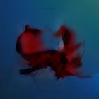 oben: "no cigar"; unten: "under the surface". Rote, verschwommene Form auf blauem Hintergrund.