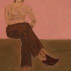Eine Illustration eines Mannes mit nacktem Oberkörper, tätowierten Armen, gekreuzten Beinen, in dunkler Hose. Hintergrund rosa.