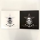 Illustration mit Totenkopf, Sternen und Händen, die Stäbchen halten. Links: Weißer Hintergrund. Rechts: Schwarzer Hintergrund.