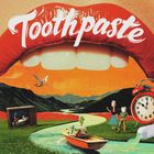 Der Text "Toothpaste" ist in geschwungener Schrift über große rote Lippen geschrieben, eine surreale Landschaft darunter.