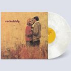 "rocketship" auf einem Plattencover. Gemälde eines sich küssenden Paares in einem Feld. Beiger Hintergrund, weißes Vinyl.