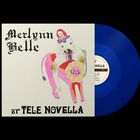 "Merlynn Belle by TELE NOVELLA" steht neben einer Illustration einer Figur auf einem pinken Tier. Eine blaue Vinyl-Schallplatte.