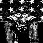 Ein Engel mit Flügeln hält ein Messer. Im Hintergrund Sterne auf einem dunklen Hintergrund, erinnert an eine Flagge.