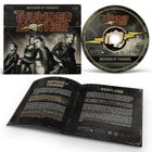 "THUNDER MOTHER" mit einem Faust-Logo und Blitz. Bandmitglieder in Lederkleidung. CD mit identischem Logo. Beilage mit Songtexten.