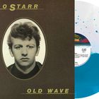 Texte: „Ringo Starr“, „Old Wave“, „Former Drummer of The Beatles“. Schwarz-Weiß-Foto eines Mannes, Schallplatte in Blau-Tönen.