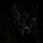 Enthält keine lesbaren Texte. Eine düstere Illustration von fünf Personen in einem Boot, nachts, mit einer Eule.