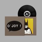 Text "O'JOY !" in einer Sprechblase. Vinyl-Schallplatte mit "A!" in der Mitte. Illustration eines lächelnden Mannes im Kostüm.
