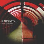 "Bloc Party. Anatomy of a Brief Romance." Die Szene zeigt einen Mann in einem rot beleuchteten, überdachten Tunnel.