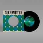 "DEEPMATTER" steht auf einer Schallplattenhülle mit grün-blauem Kreisdesign. Eine schwarze Vinylschallplatte ist zu sehen.