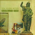 Links oben steht „TEN YEARS AFTER CRICKLEWOOD GREEN“. Rechts eine Bronze-Statue eines Kriegers, links Vogelpräparat.